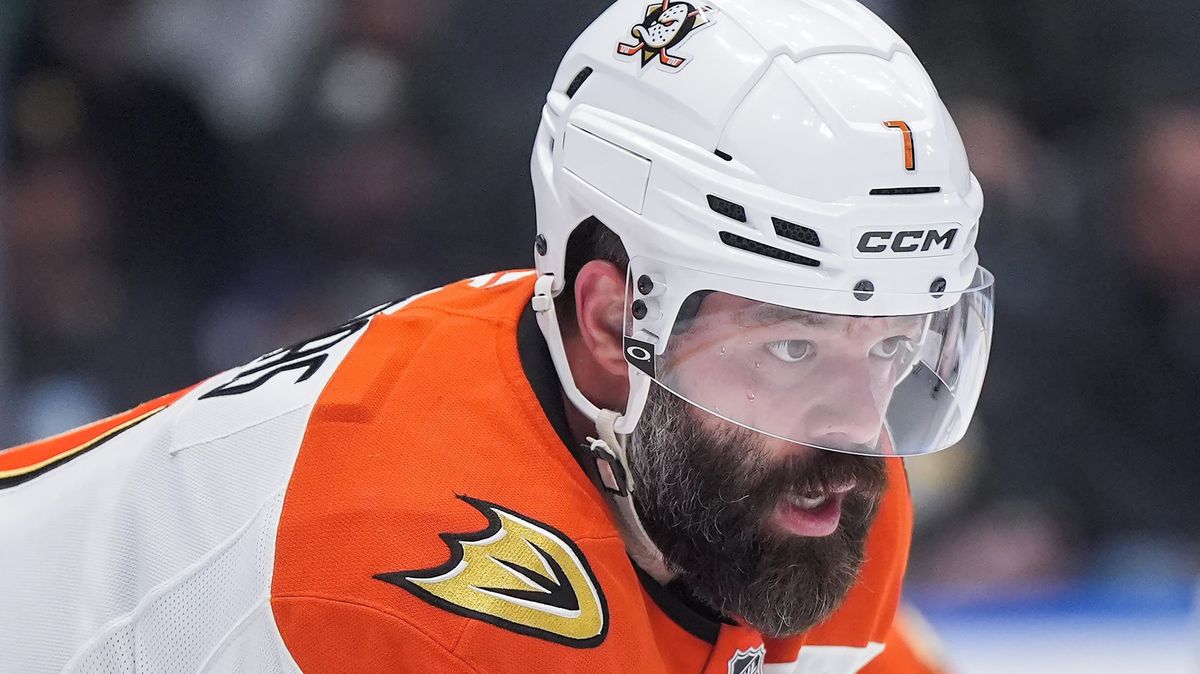 Trest za likvidační faul. Gudase už v NHL nikdo nepodepíše, prohlásil Tlustý. Zamíří řízný bek do Sparty?